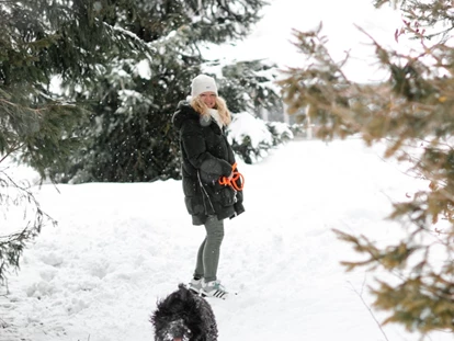 Hundehotel - Hundewiese: nicht eingezäunt - Flachau - Winterurlaub mit Ihrem Hund im Gut Weissenhof in Österreich. Vielen schöne Winterwanderwege, genügend Auslauf und Gassistrecken. - Hotel Gut Weissenhof ****S