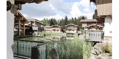 Hundehotel - Sauna - Haidmühle - INNs HOLZ Chaletdorf mit INNs HOLZ See im Sommer - INNs HOLZ Chaletdorf