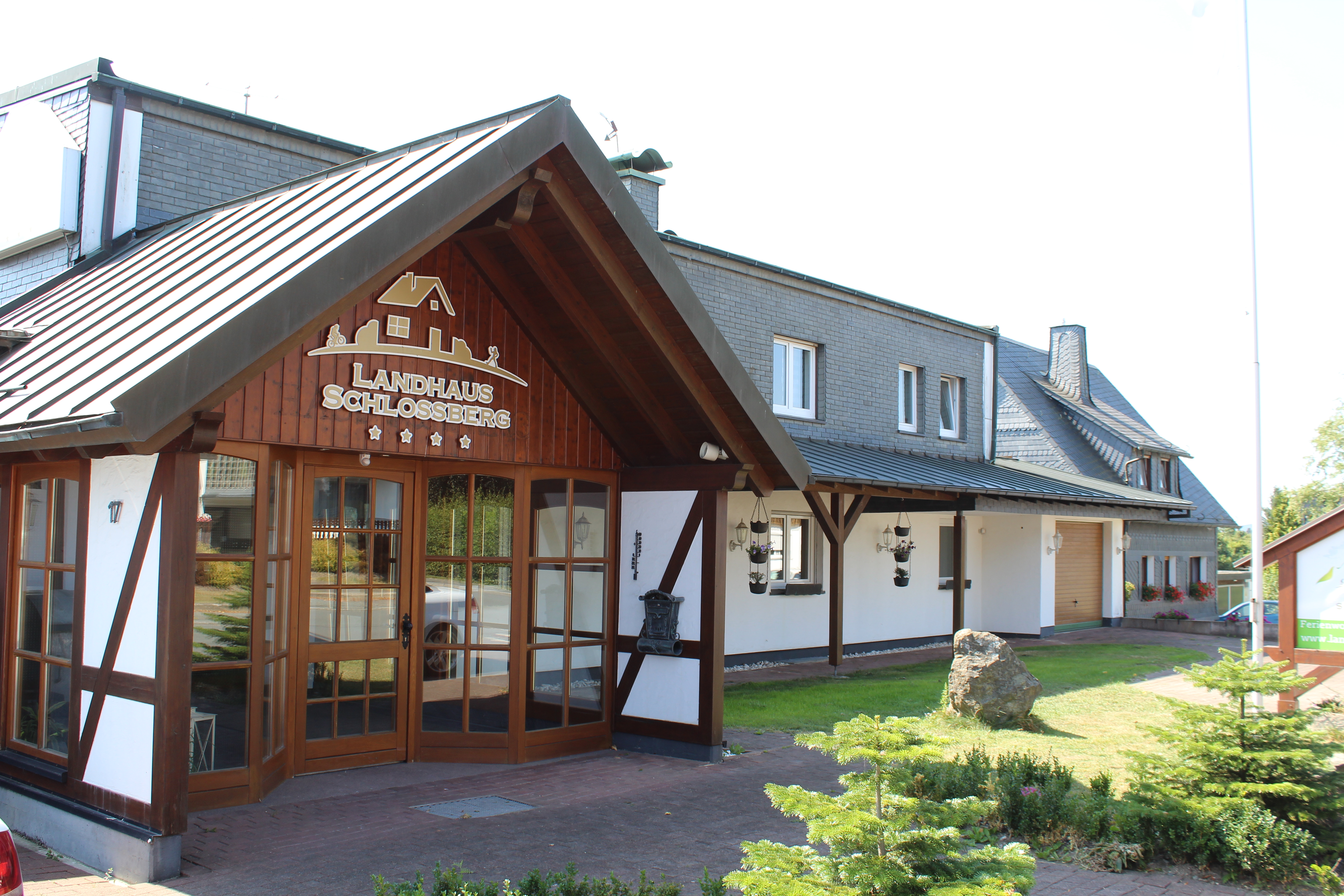 Urlaub-mit-Hund - Landhaus Schlossberg 8  Ferienwohnungen