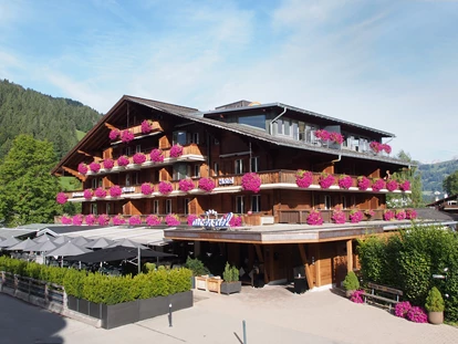 Hundehotel - Hundewiese: nicht eingezäunt - Saanenmöser - Hotel im Sommer - Arc-en-ciel Gstaad