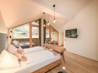 Hundehotel - WLAN - Helle Zimmer in Naturmaterialien wie Holz und Loden lassen in Punkto Komfort keine Wünsche offen. - Hotel Bergzeit