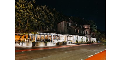 Hundehotel - WLAN - Anröchte - Hotelansicht bei Nacht - Schlosshotel Brilon-Wald