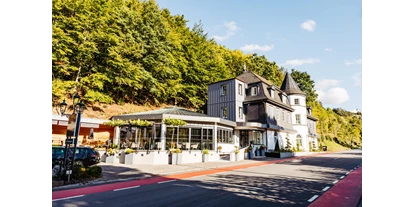Hundehotel - Trink-/Fressnapf: an der Rezeption - Olsberg (Hochsauerlandkreis) - Hotelansicht am Tag - Schlosshotel Brilon-Wald