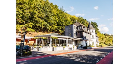Hundehotel - Unterkunftsart: Hotel - Bad Laasphe - Hotelansicht am Tag - Schlosshotel Brilon-Wald