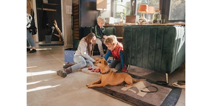 Hundehotel - Trink-/Fressnapf: an der Rezeption - Olsberg (Hochsauerlandkreis) - Lobby mit Hund - Schlosshotel Brilon-Wald
