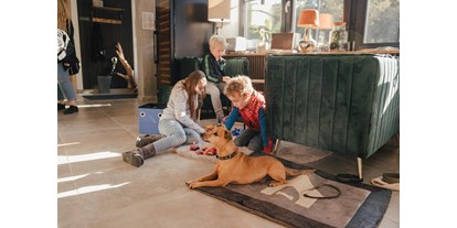 Hundehotel - Trink-/Fressnapf: an der Rezeption - Bad Wildungen - Lobby mit Hund - Schlosshotel Brilon-Wald