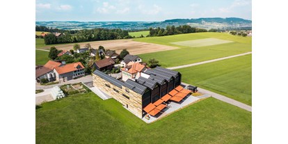 Hundehotel - Umgebungsschwerpunkt: am Land - Uhldingen-Mühlhofen - Luftansicht Macardo Swiss Distillery mit Premium B&B - Macardo Premium B&B