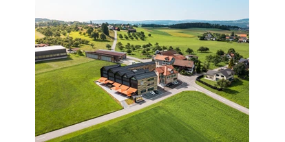 Hundehotel - Umgebungsschwerpunkt: am Land - Eggingen - Luftansicht Macardo Swiss Distillery mit Premium B&B - Macardo Premium B&B