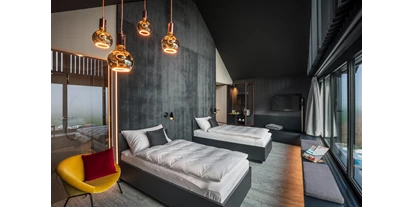 Hundehotel - Ladestation Elektroauto - Eggingen - Dunkles Holzzimmer mit 2 Einzelbetten - Macardo Premium B&B
