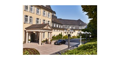Hundehotel - Preisniveau: exklusiv - Königswinter - Hotelanfahrt Haupteingang - Steigenberger Icon Grandhotel & Spa Petersberg 