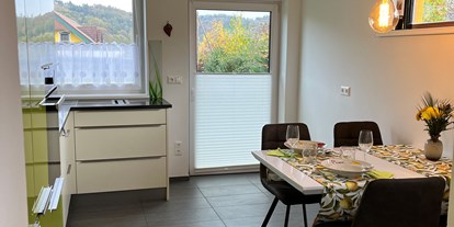 Hundehotel - Sitzplatz im Garten - Österreich - Helle, freundliche, moderne Küche - Ferienhaus Sausalblick 