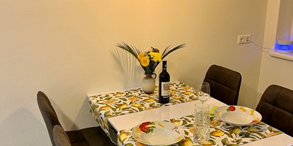 Hundehotel - Solarium - Wunderschöner Esstisch in der Küche - Ferienhaus Sausalblick 