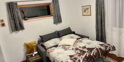 Hundehotel - Solarium - Bequemes Wohnzimmer mit ausziebarem, hochwertigem Schlafsofa mit echter Matratze 180x200,  - Ferienhaus Sausalblick 