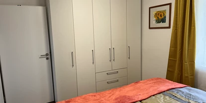 Hundehotel - Grundstück eingezäunt - St. Georgen im Lavanttal - Schlafzimmer mit großem Wandschrank - Ferienhaus Sausalblick 