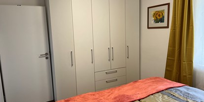 Hundehotel - Nichtraucher - Österreich - Schlafzimmer mit großem Wandschrank - Ferienhaus Sausalblick 