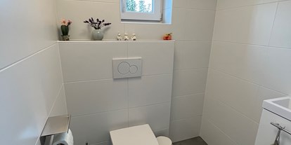 Hundehotel - Sitzplatz im Garten - Österreich - extra WC mit Waschbecken, ein Luxus den nicht jedes Ferienhaus hat - Ferienhaus Sausalblick 