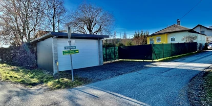 Hundehotel - Grundstück eingezäunt - Steiermark - Blick von der Hauptstraße beim Ankommen - Ferienhaus Sausalblick 