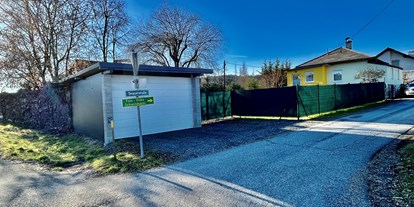 Hundehotel - Unterkunftsart: Einzelhaus - Blick von der Hauptstraße beim Ankommen - Ferienhaus Sausalblick 