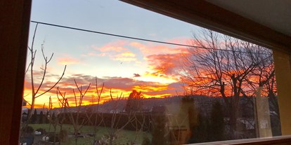 Hundehotel - Steiermark - Sonnenuntergang beobachtet durch das Wohnzimmerfenster - Ferienhaus Sausalblick 