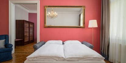 Hundehotel - WLAN - PLZ 7041 (Österreich) - Wohnzimmer Grande Suite mit Sofabett - APPARTEMENT-HOTEL AN DER RIEMERGASSE