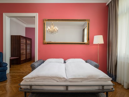 Hundehotel - Starnwörth - Wohnzimmer Grande Suite mit Sofabett - APPARTEMENT-HOTEL AN DER RIEMERGASSE
