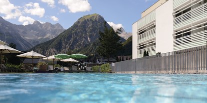 Hundehotel - Pools: Außenpool beheizt - PLZ 7018 (Schweiz) - Mottakopf. Hausberg. Pool. Garten.  - Valavier Aktivresort 