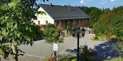 Hundehotel - Grundstück eingezäunt - Münchberg - Ferienhaus Lienlasmühle mit Parkplätzen - Lienlasmühle