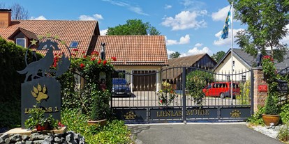 Hundehotel - Babybett - Deutschland - Einfahrtsbereich. Links unser Privathaus, rechts im Bild die Lienlasmühle - Lienlasmühle