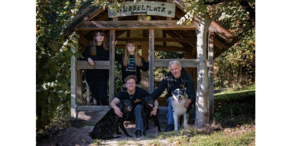 Hundehotel - Sitzplatz im Garten - Kirchenpingarten - Das sind wir, die Zottels aus der Lienlasmühle - Lienlasmühle