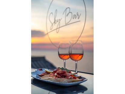 Hundehotel - Sky Bar- taras widokowy na dachu hotelu z pięknymi widokami na zachody słońca. - Max Health Resort Spa