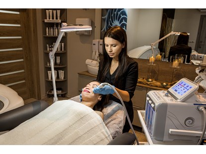 Hundehotel - W naszej ofercie Spa znajdą Państwo wiele zabiegów kosmetycznych prowadzonych przez wykwalifikowaną Kosmetolog. - Max Health Resort Spa