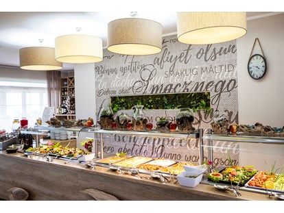 Hundehotel - Bogaty  bufet szwedzki, z wyborem dla każdego.  - Max Health Resort Spa