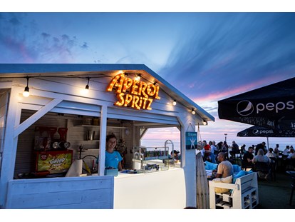 Hundehotel - Umgebungsschwerpunkt: Strand - Beach Bar Max- całoroczna restauracja z widokiem na morze. - Max Health Resort Spa