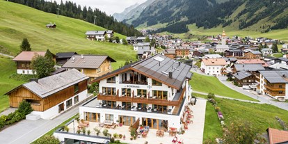 Hundehotel - Hundewiese: nicht eingezäunt - Vorarlberg - Hotel in ruhiger Lage mit Blick auf Lech - Hotel Schranz 