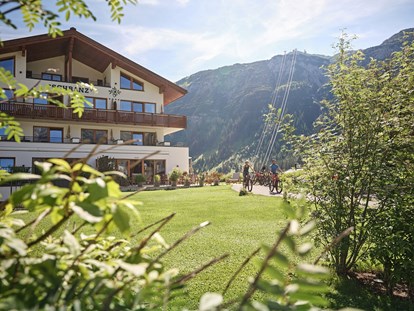Hundehotel - Verpflegung: Frühstück - St. Anton am Arlberg - Ruhige Lage mit großem Garten - Hotel Schranz 