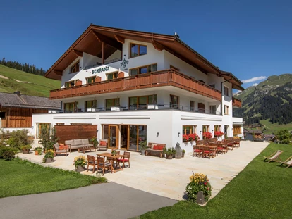 Hundehotel - Sauna - Davos Dorf - Außenbereich mit viel Platz für Hund und Herrchen - Hotel Schranz 