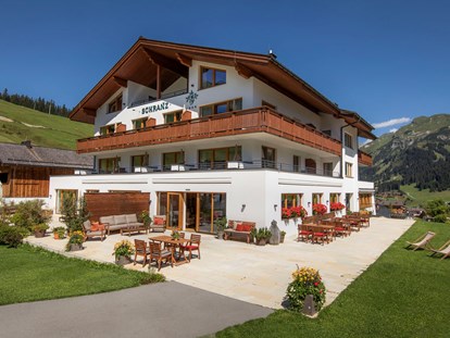 Hundehotel - Hundewiese: nicht eingezäunt - Arlberg - Außenbereich mit viel Platz für Hund und Herrchen - Hotel Schranz 