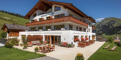 Hundehotel - Klassifizierung: 4 Sterne - Ried im Oberinntal - Außenbereich mit viel Platz für Hund und Herrchen - Hotel Schranz 