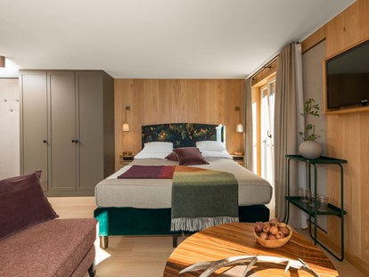 Hundehotel - Hundewiese: nicht eingezäunt - Arlberg - Zimmer im alpinen Stil - Hotel Schranz 