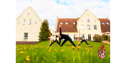 Hundehotel - Umgebungsschwerpunkt: am Land - Zingst - Entspannen Sie bei einem vor Ort geführten Yogakurs im Garten. - Hotel Gut Tribbevitz 