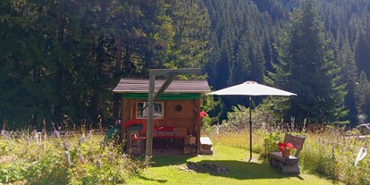 Hundehotel - Badewanne - Graubünden - Grosse Wiese mit Grillhaus - Ferienwohnung "In da Brünst"
