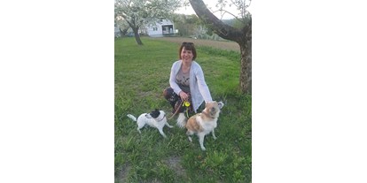 Hundehotel - Umgebungsschwerpunkt: Fluss - PLZ 8282 (Österreich) - Pamela mit Ihren beiden Hündinnen Tiffy und Coco im Obstgarten - Landhaus FühlDichWohl- Boutique Hotel
