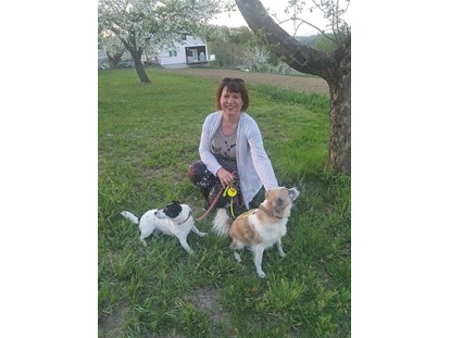 Hundehotel - Hundewiese: nicht eingezäunt - Pamela mit Ihren beiden Hündinnen Tiffy und Coco im Obstgarten - Landhaus FühlDichWohl- Boutique Hotel