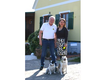 Hundehotel - Steiermark - Bei uns sind Zwei- und Vierbeiner willkommen
Eure Gastgeber im FühlDIchWohl- Pamela und Klaus sowie Tiffy und Coco - Landhaus FühlDichWohl- Boutique Hotel