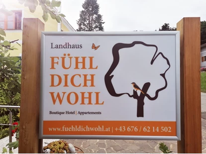 Hundehotel - Hundewiese: nicht eingezäunt - Übersbach - Herzlich willkommen -( Tafel am Parkplatz) - Landhaus FühlDichWohl- Boutique Hotel