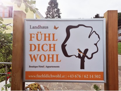 Hundehotel - Hundewiese: eingezäunt - Steiermark - Herzlich willkommen -( Tafel am Parkplatz) - Landhaus FühlDichWohl- Boutique Hotel
