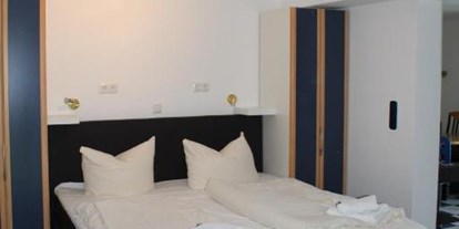 Hundehotel - barrierefrei - Nordseeküste - Beispielfoto Schlafzimmer mit Babybett - NordseeResort Hotel&Suite Arche Noah