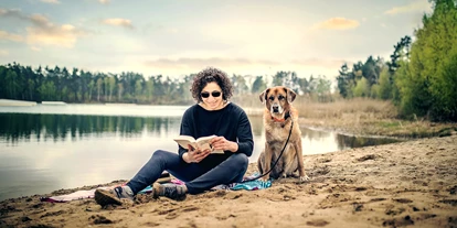 Hundehotel - Hundewiese: eingezäunt - Lüder - Enspannung am kristallklaren Badesee - Bernsteinsee Hotel & Ferien