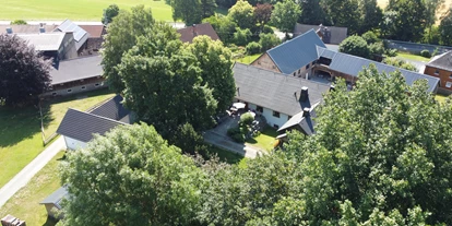 Hundehotel - Mountainbiken - Münchberg - Blick in den Garten unseres Landhaus Chalets - im Hintergrund das Dach unseres Scheunenlofts - Das MUSSEA Landhaus Chalet & Scheunenloft