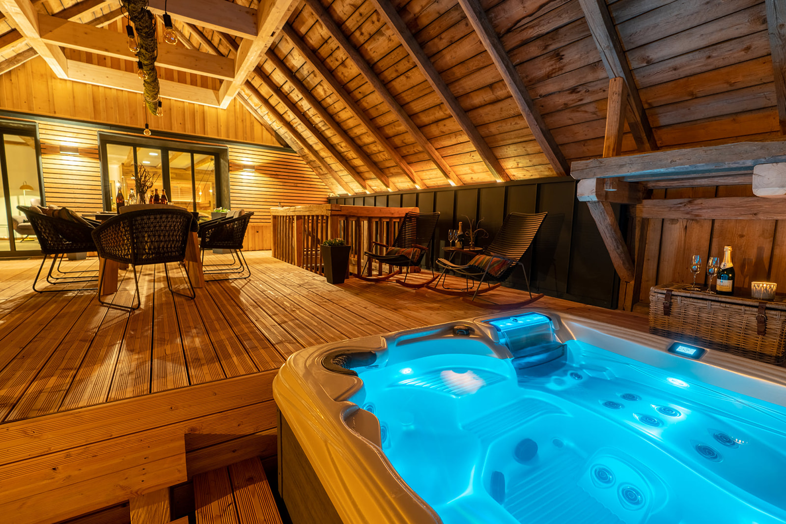 Urlaub-mit-Hund - Scheunenloft - bis 4 Personen 
Dachloggia am Abend - Whirlpool - Das MUSSEA